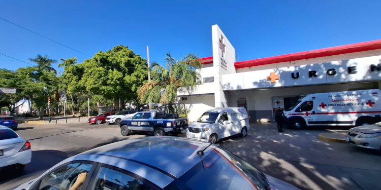 Mujer es declarada sin vida al llegar a la Cruz Roja en Culiacán