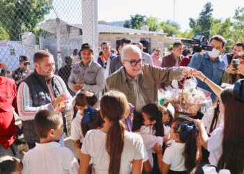 Al sonido de la Banda Sinaloense, habitantes de Ciénega de los Lara, Badiraguato reciben al Gobernador Rocha Moya y al alcalde José Paz López