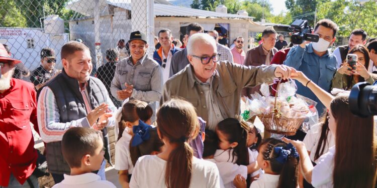 Al sonido de la Banda Sinaloense, habitantes de Ciénega de los Lara, Badiraguato reciben al Gobernador Rocha Moya y al alcalde José Paz López