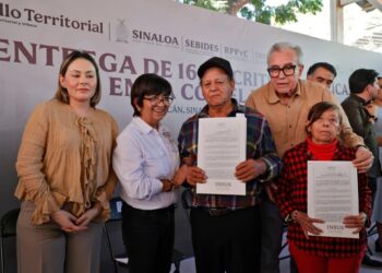 Gobernador Rocha Moya da certeza jurídica a familias de El Ranchito, al entregarles escrituras de sus viviendas