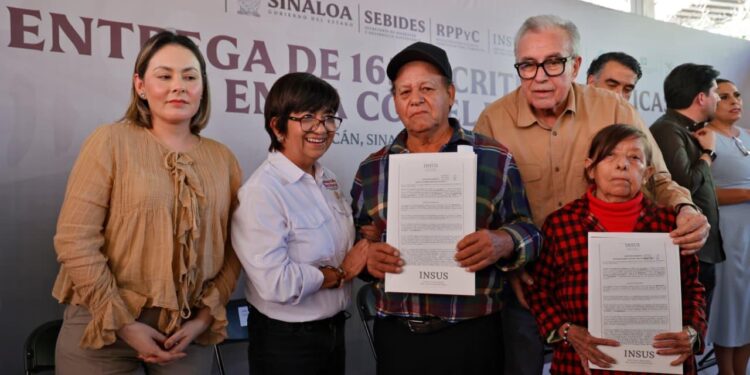 Gobernador Rocha Moya da certeza jurídica a familias de El Ranchito, al entregarles escrituras de sus viviendas