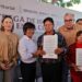 Gobernador Rocha Moya da certeza jurídica a familias de El Ranchito, al entregarles escrituras de sus viviendas