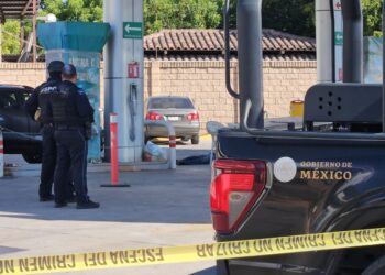 Asesinan a un hombre a balazos en lote de autos habilitado en una gasolinera fuera de servicio