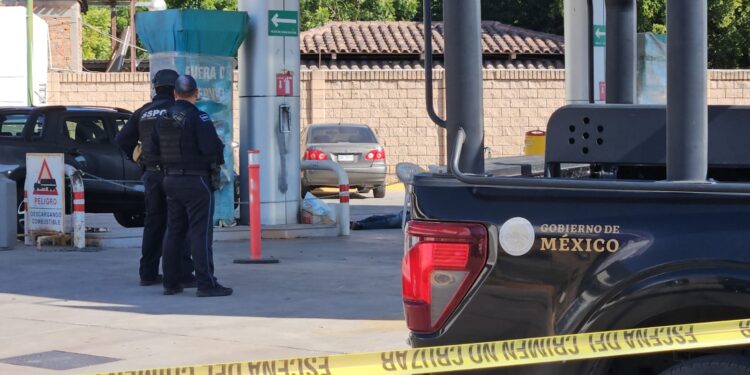 Asesinan a un hombre a balazos en lote de autos habilitado en una gasolinera fuera de servicio