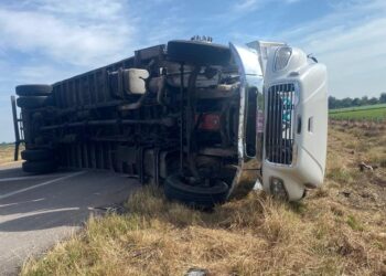 Volcadura de tractocamión provoca cierre parcial en la maxipista Culiacán–Mazatlán