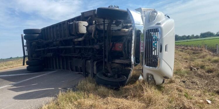 Volcadura de tractocamión provoca cierre parcial en la maxipista Culiacán–Mazatlán
