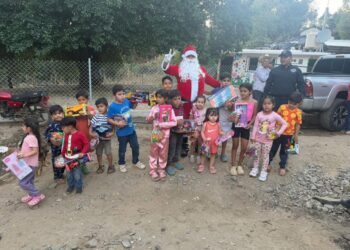 Policías, Protección Civil y Bomberos de Badiraguato llevan juguetes y dulces a niñas y niños de comunidades