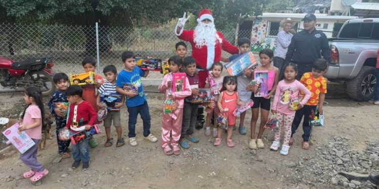 Policías, Protección Civil y Bomberos de Badiraguato llevan juguetes y dulces a niñas y niños de comunidades