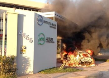 Vandalizan y queman vehículo frente a preparatoria Altum en Culiacán