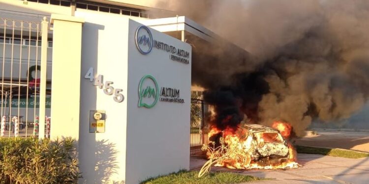 Vandalizan y queman vehículo frente a preparatoria Altum en Culiacán