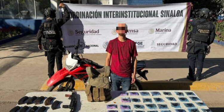 Grupo Interinstitucional detiene a civil armado, en posesión de droga y moto robada en Villa Juárez, Navolato