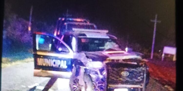 Tres policías de Navolato resultan gravemente heridos en choque