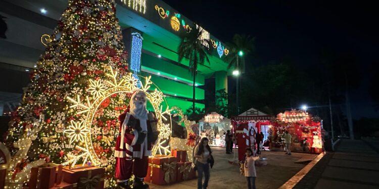 Familias disfrutan pista de hielo y viña navideña en Palacio de Gobierno este fin de semana