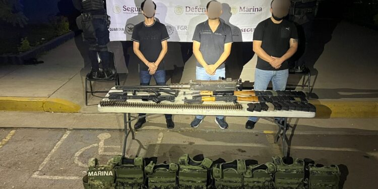 Grupo Interinstitucional asegura armamento, vehículos y detiene a tres civiles en Culiacán