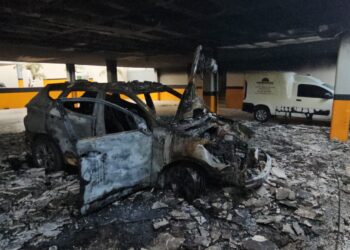 Se incendia camioneta en hotel de Tres Ríos; no hubo lesionados graves