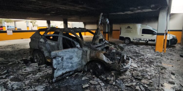 Se incendia camioneta en hotel de Tres Ríos; no hubo lesionados graves