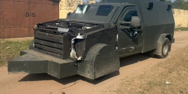 Aseguran vehículos, uno de ellos con blindaje artesanal, y armamento en los municipios de Escuinapa y Mazatlán