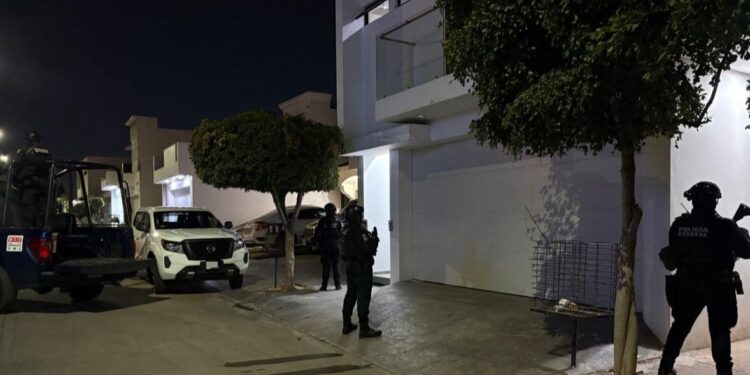 Aseguran domicilio con armamento de uso exclusivo, vehículo blindado y equipo táctico en el sector Portalegre