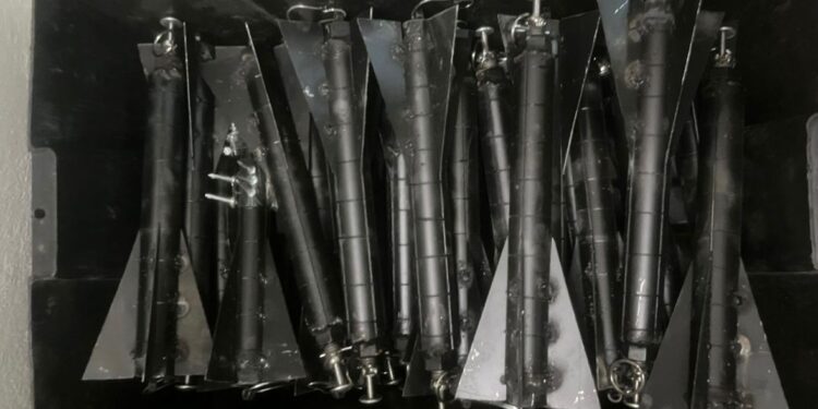 Tras cumplimentar una Orden Técnica de Investigación en el fraccionamiento Los Ángeles, el Grupo Interinstitucional asegura un arma larga, municiones, equipo táctico y retira artefactos explosivos