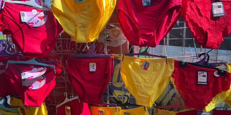 Entre colores y deseos: calzones de la suerte arrasan en Culiacán para recibir el Año Nuevo