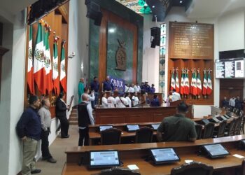 Protesta en el Congreso: Yesenia Rojo y Guerreros Azules tomando la tribuna; exigen pago de pensiones a viudas de policías caídos en Choix