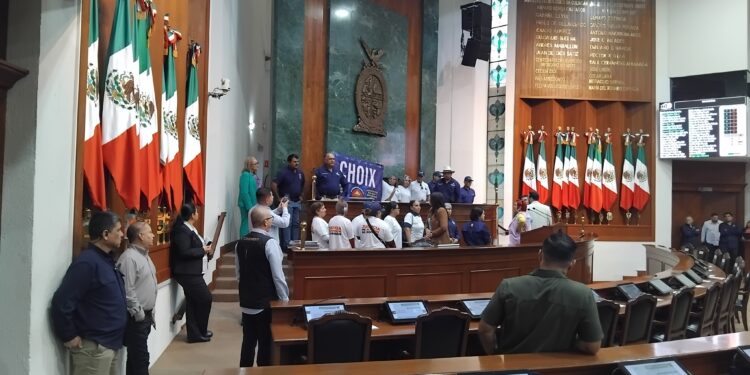 Protesta en el Congreso: Yesenia Rojo y Guerreros Azules tomando la tribuna; exigen pago de pensiones a viudas de policías caídos en Choix