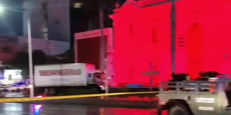 Atacan a balazos a conductor de camión de paquetería frente al Ayuntamiento de Culiacán; hay un fallecido