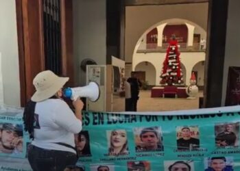 Bloquean la entrada principal del Ayuntamiento de Culiacán a 5 años de la desaparición de Javier Ernesto Vélez Pulido