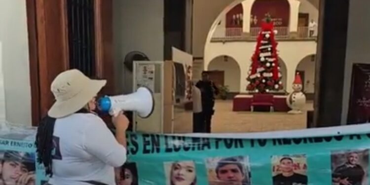 Bloquean la entrada principal del Ayuntamiento de Culiacán a 5 años de la desaparición de Javier Ernesto Vélez Pulido