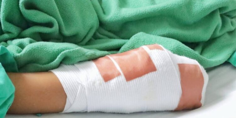 Permanece hospitalizado menor de Los Mochis con lesión ocular por cuete; será operado nuevamente