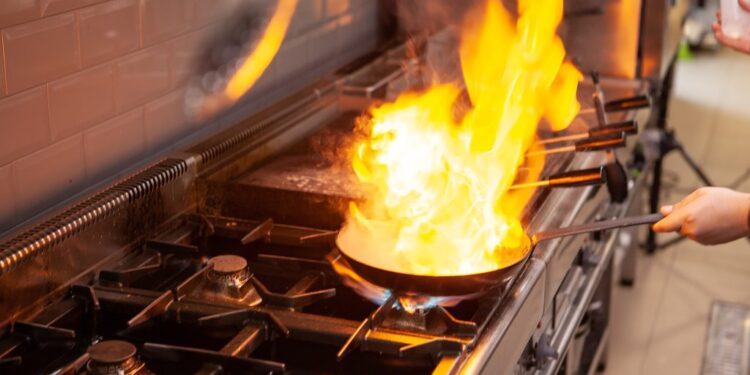 Cocina, un espacio de riesgo para niños durante vacaciones