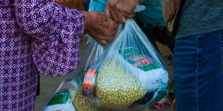 Sinaloa fortalece la atención integral a familias en situación de desplazamiento con apoyos invernales, alimentarios y de salud en Culiacán