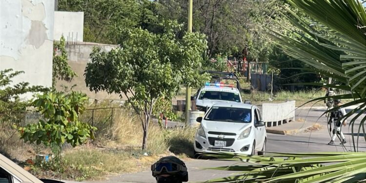Hombre joven fue hallado ejecutado a balazos dentro de un vehículo en la zona oriente de Culiacán