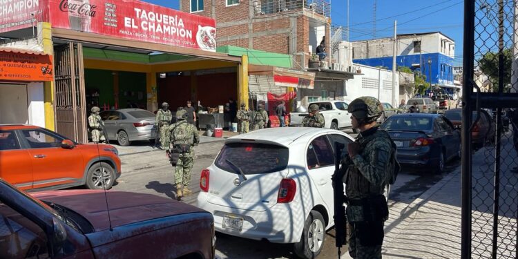Ataque armado dentro de taquería deja dos muertos