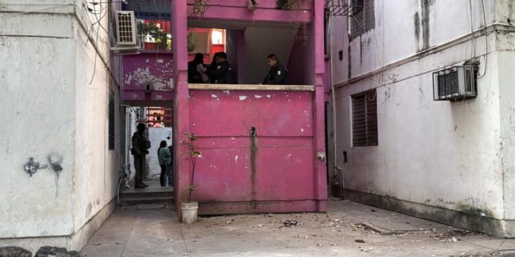 Ejecutan a un hombre dentro de un departamento en Infonavit Cañadas