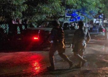 Cuatro delincuentes abatidos y dos policías estatales heridos dejó un enfrentamiento en Las Cascadas