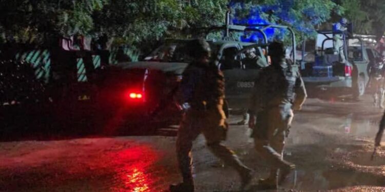 Cuatro delincuentes abatidos y dos policías estatales heridos dejó un enfrentamiento en Las Cascadas