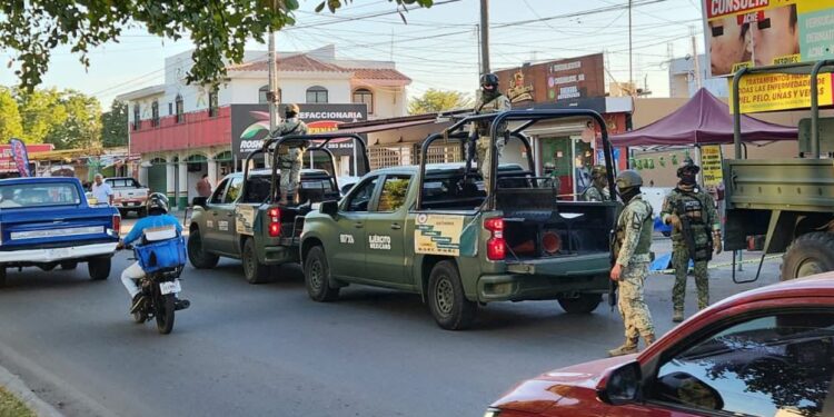 Ataque a balazos en restaurante de mariscos deja un muerto y una mujer herida en Loma Bonita