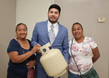 Alcalde de Elota presume la entrega de un cilidro de gas de 4 kilos