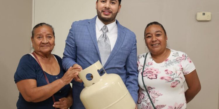 Alcalde de Elota presume la entrega de un cilidro de gas de 4 kilos