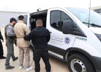 Llegan a EU los 37 ‘capos’ del narco trasladados desde México