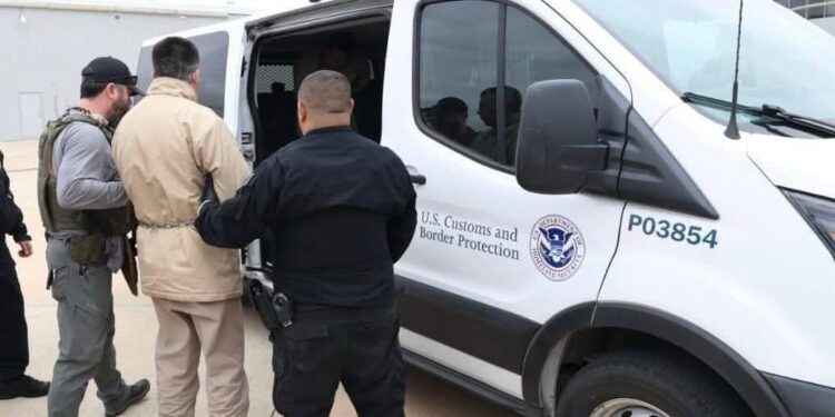 Llegan a EU los 37 ‘capos’ del narco trasladados desde México