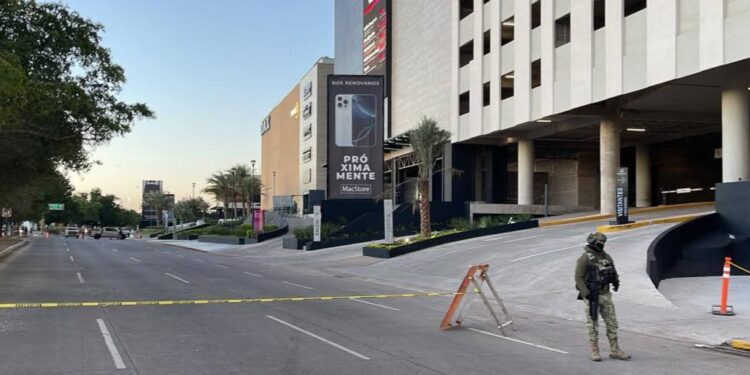 Abandonan a un hombre asesinado frente a la Plaza Cuatro Ríos en Culiacán