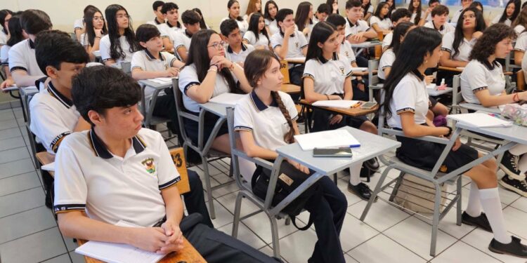 Lleva la Facultad de Historia de la UAS la difusión del conocimiento a las preparatorias y otros subsistemas, para que crezca el interés por esta disciplina