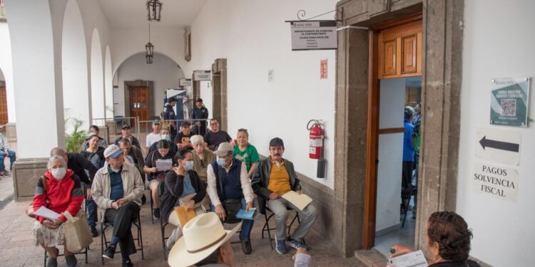 ¡Ya aplican! Desde temprana hora, adultos mayores acuden a pagar su predial y aprovechar descuentos