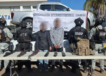 Tras denuncia anónima, el Grupo Interinstitucional detiene a una pareja; les aseguran 2 fusiles, municiones y vehículos robados