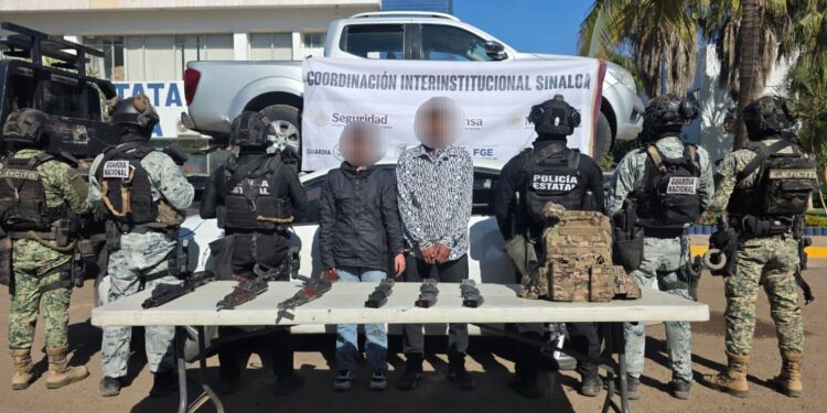 Tras denuncia anónima, el Grupo Interinstitucional detiene a una pareja; les aseguran 2 fusiles, municiones y vehículos robados