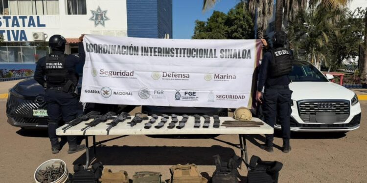 Tras denuncia, Grupo Interinstitucional asegura fusiles, municiones y vehículos con reporte de robo en residencial de Culiacán
