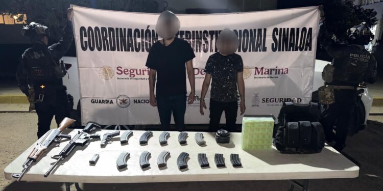 Derivado de una denuncia ciudadana al 089, detienen a dos hombres y les aseguran armas, municiones y un vehículo con reporte de robo