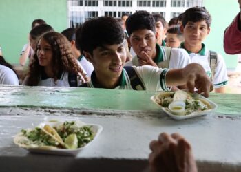 Gobierno de Sinaloa combate la deserción escolar otorgando más de 30 mil desayunos completos a jóvenes